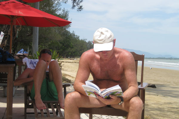 Hans leest in het vogelboek van Borneo